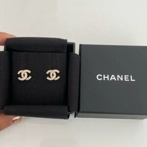 CHANEL gold earrings 💛